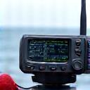 Rádio transceptor e equipamento de comunicação de emergência